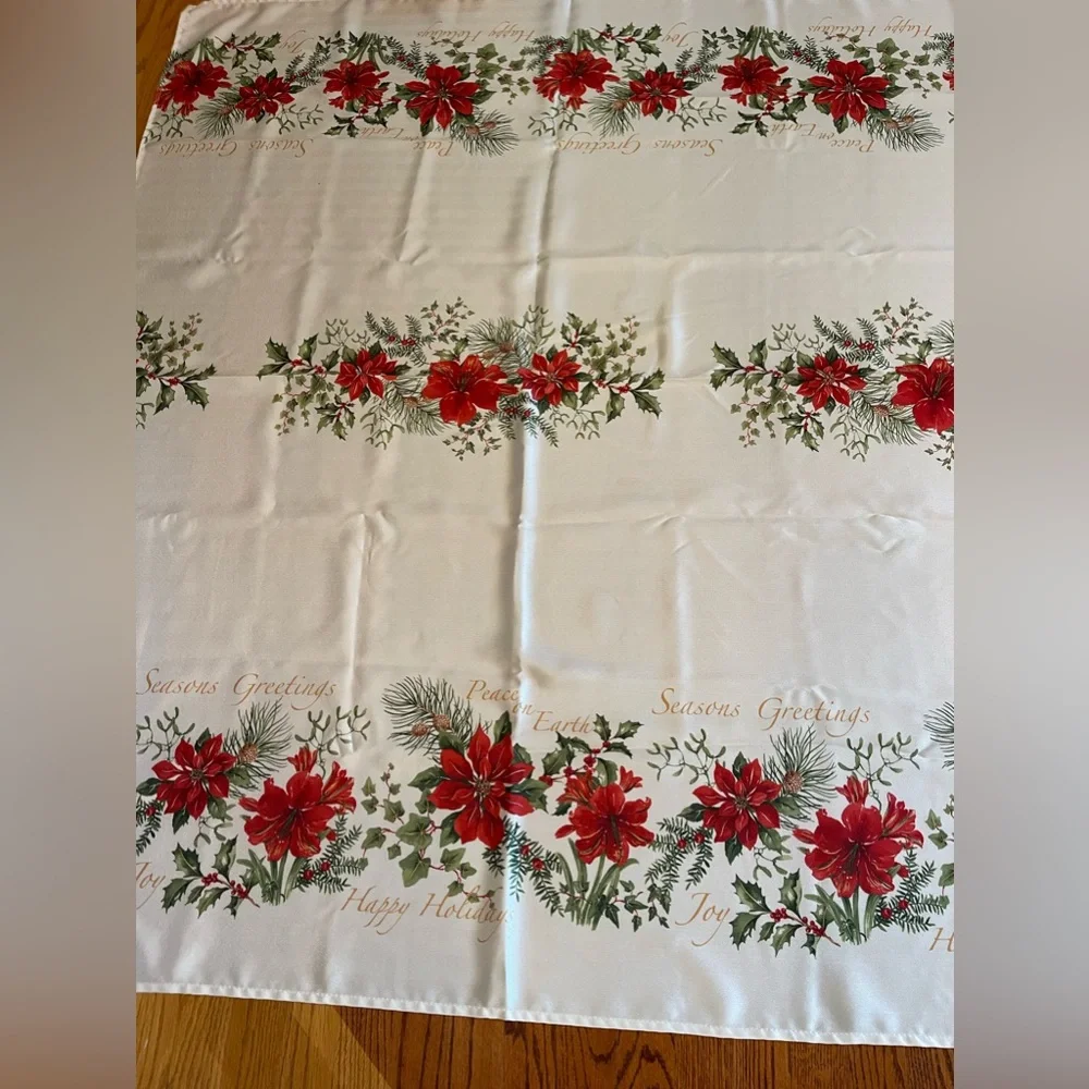 VTG‎ INSPIRED large banquet size Christmas tablecloth 100” x 68” poinsettias